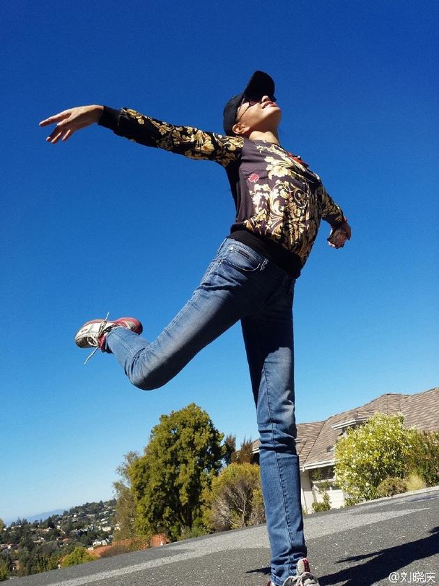 刘晓庆户外练体操 阳光下翩翩起舞似少女