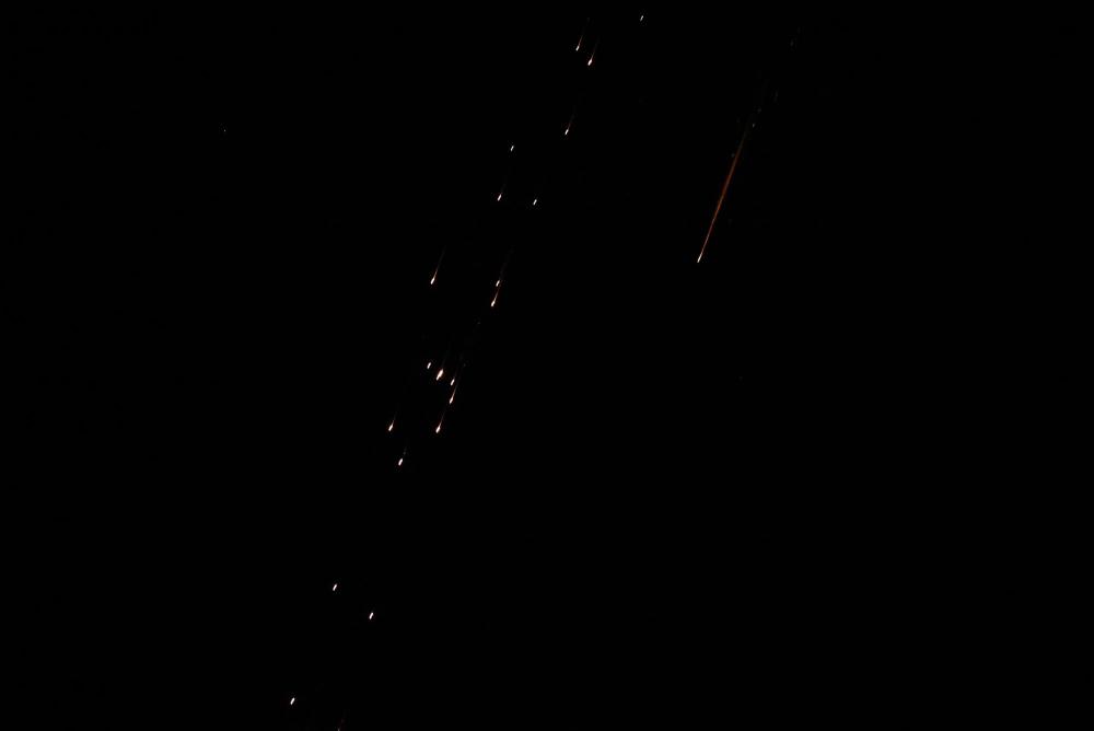 3月9日，在耶路撒冷上空，以軍防空攔截彈擊中導彈，導彈碎片落下。新華社發（查馬·阿瓦德攝）