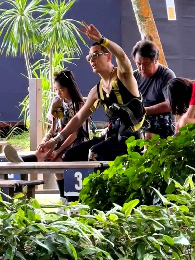 戚薇全家在新加坡度假，11岁女儿长开了像妈妈，3岁小儿子超可爱