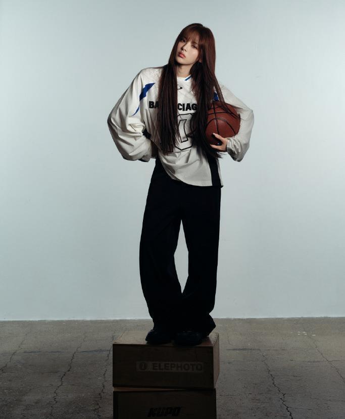 杨超越清纯似女大,半年三刷巴黎时装周!把高奢秀场走成自家客厅