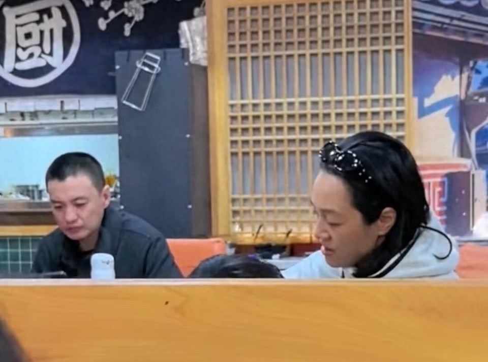 偶遇朱丹一家面馆吃面，周一围贴心给老婆端汤，小儿子正脸好可爱