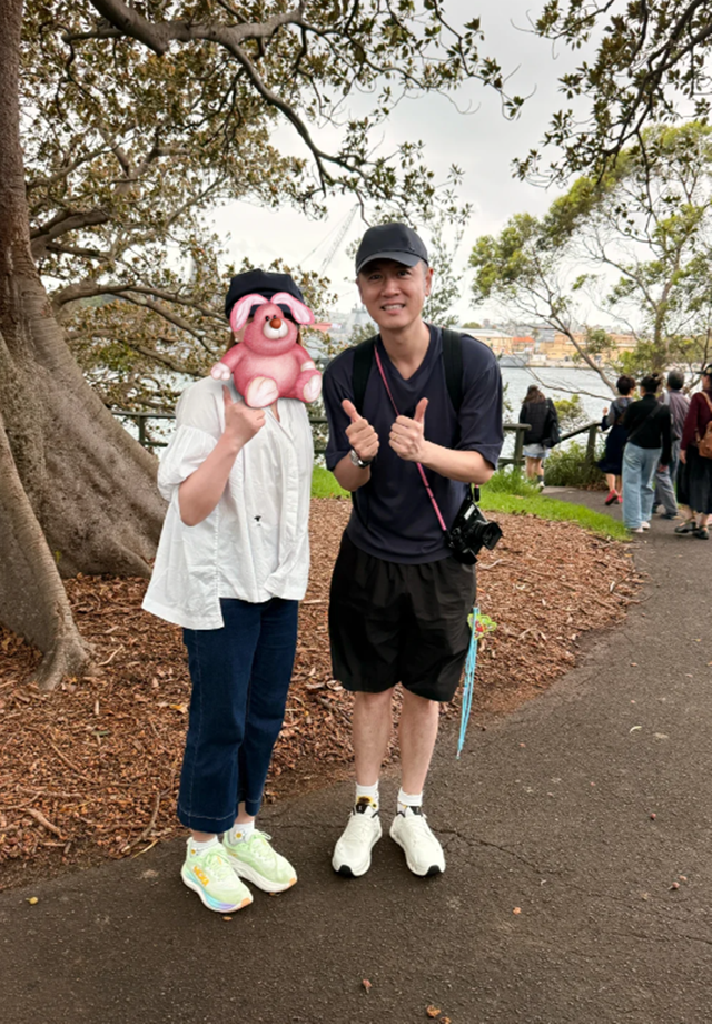 任重陪妻女澳洲度假，戴婚戒秀幸福，和孙骁骁同框一眼看出年龄差