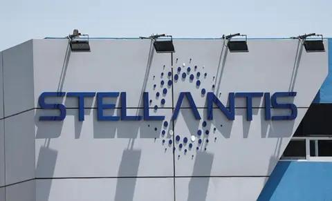 全球巨头半年蒸发1500亿，盲目追新能源为何让油车车主焦虑