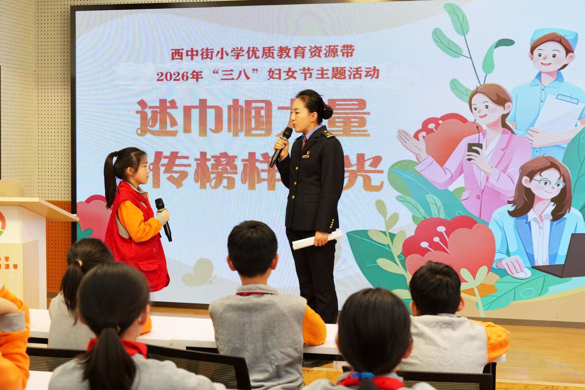 在西中街小學中部校區，杜京林向同學們倡議「用小小的善意 溫暖大大的世界」。 學校供圖