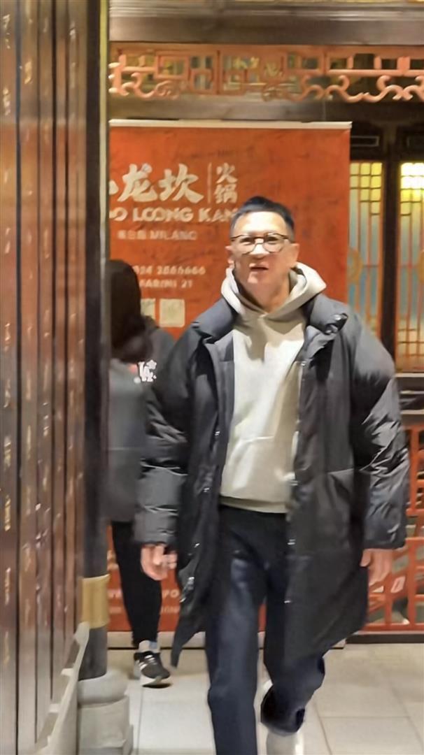 陈伟霆和张家辉米兰吃火锅被偶遇，都主动和粉丝打招呼合影！