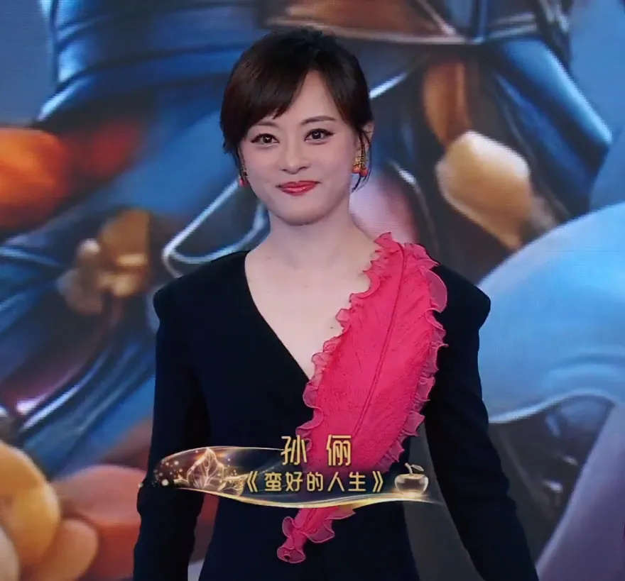 品质盛典红毯镜头好真实！43岁孙俪妆太浓，好多明星都有抬头纹