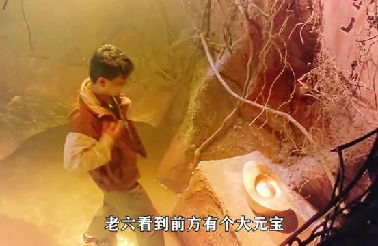 男人来到古墓偷金元宝，不料却被毒蛇咬伤