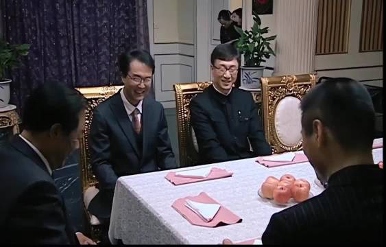 《潜伏》 女主第一次穿旗袍，说旗袍没缝完 露大腿了 耍老娘呢