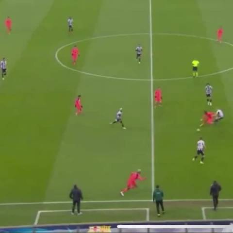 哈维后最佳转圈摆脱中场，专注带球传球不惧犯规