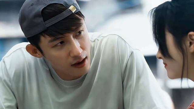 黄景瑜嚼口香糖眼神挑衅引热议