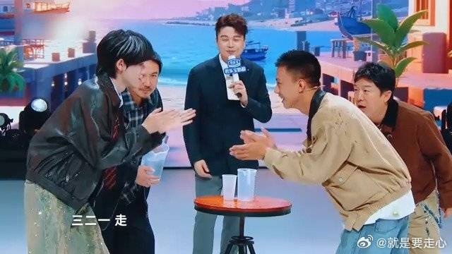 黄渤有仇当场就报了 沈腾误泼到他，下秒直接就回击了！