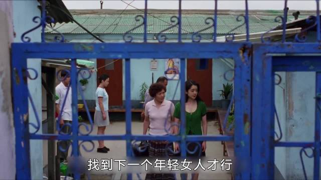 女孩潜入房间发现素描，偏见瓦解