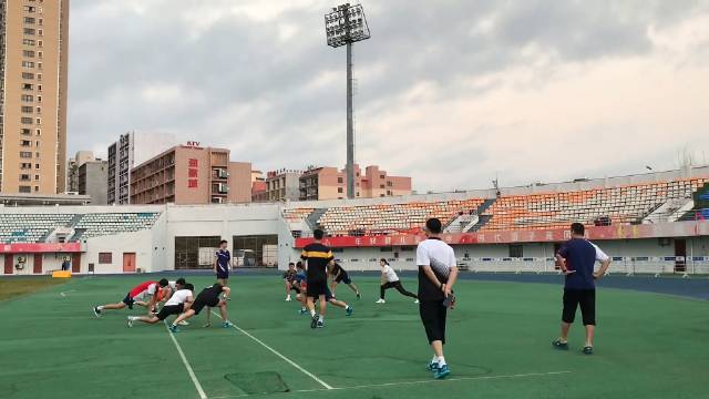 王祉怡说的出操应该是这样的吧 ，或者强度还要更大