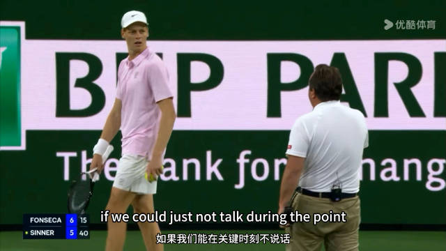 辛纳发球受到干扰 很少看到辛纳生气，这个观众席应该是干扰到他发球了