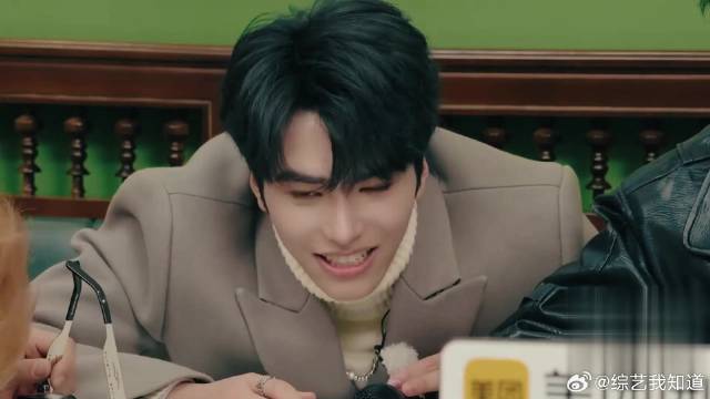 王鹤棣整蛊电话当场社死，发微博认输效忠