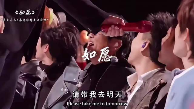 周深专注歌唱事业，把握每个发声机会