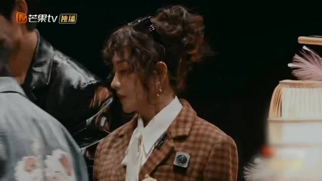 何炅为杨蓉拍照被赞真实，再现朋友式完美拍摄