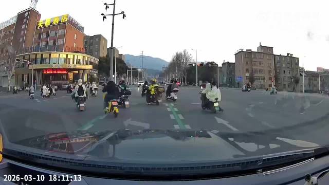 视频车是一点都不惯着这奔驰！