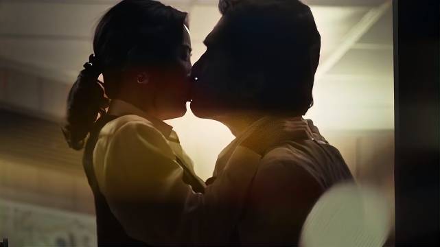 女秘书演戏太真实 借机扑倒老总怀里，下秒内容精彩了