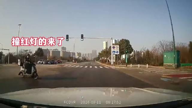 望城区望府路金星北路口电动车闯红灯险酿事故