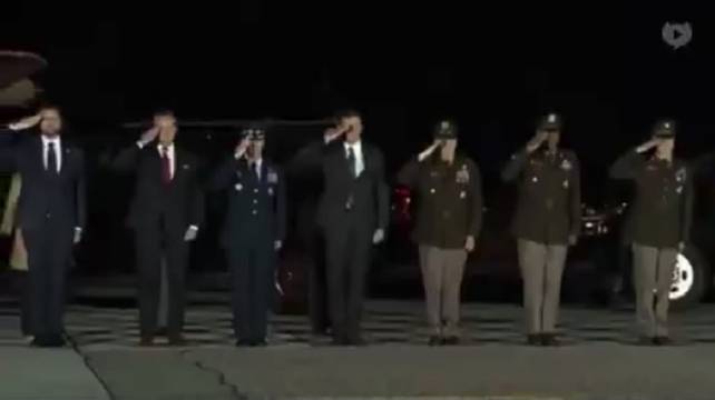 万斯与赫格塞斯出席阵亡士兵彭宁顿遗体接运仪式