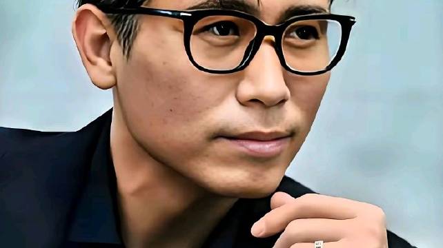 51岁李乃文养5个孩子，为家庭拼命拍戏不言苦