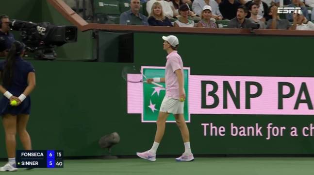 黑衣男子持续干扰辛纳比赛，同场观众发推详述经过