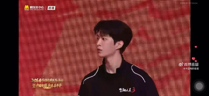 《飞驰人生3》的拍摄花絮里，沈腾和范丞丞还有哪些有趣的即兴互动？