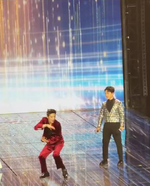 向佐盛典即兴飞踢险伤主持人