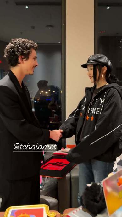 这张关晓彤与甜茶的合影是如何从Ins传播到国内微博平台的？