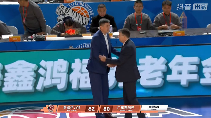 胡明轩这场CBA比赛错失绝杀三分后，他的情绪和主教练杜锋是如何反应的？