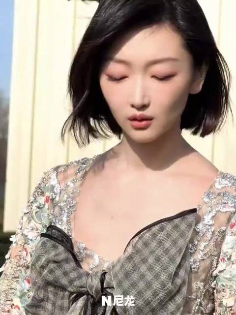 周冬雨亮相巴黎时装周，展现清冷自信时尚态度