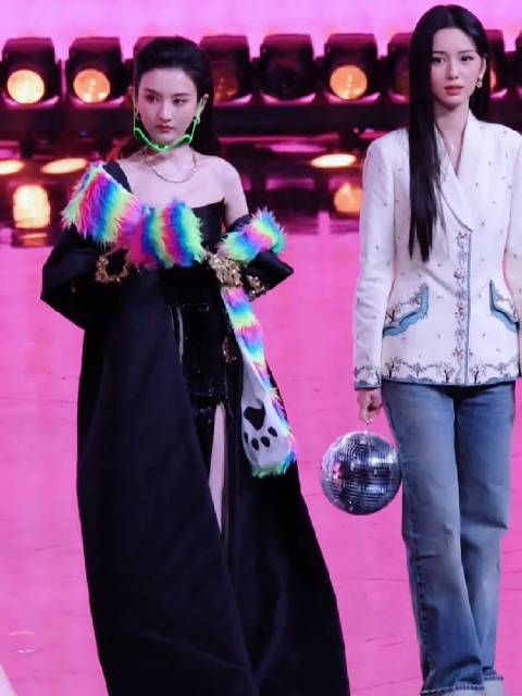 宋祖儿周也微博之夜造型反差吸睛