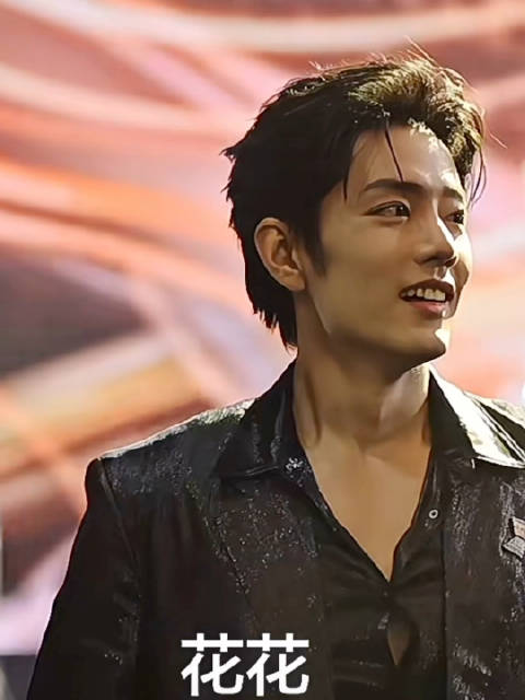 肖战盛典服装意外崩开迅速整理