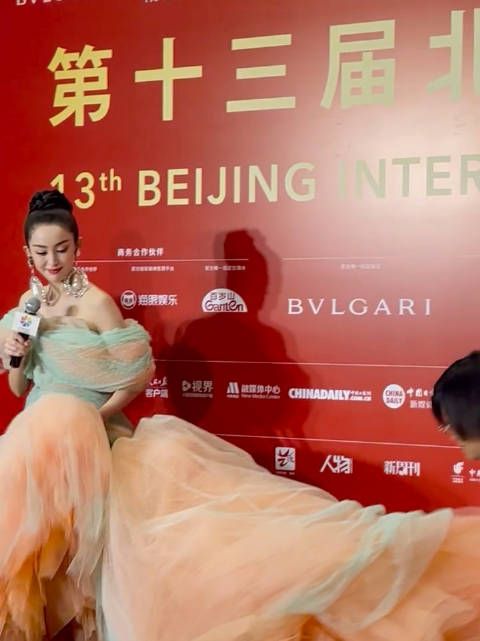 娜扎造型师可以下岗了，这么大的裙子和耳环真的好看吗？