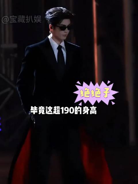 为何张凌赫上台阶总是一步迈多层？一段路透曝光，才懂背后无奈