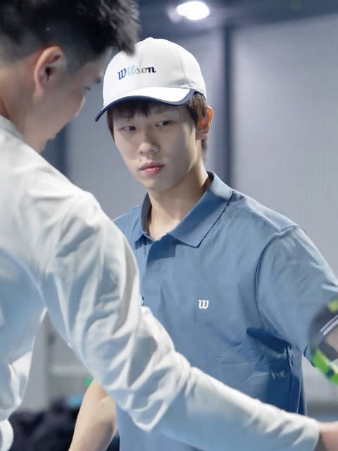 国乒选手林高远展网球天赋，左手持拍动作流畅帅气