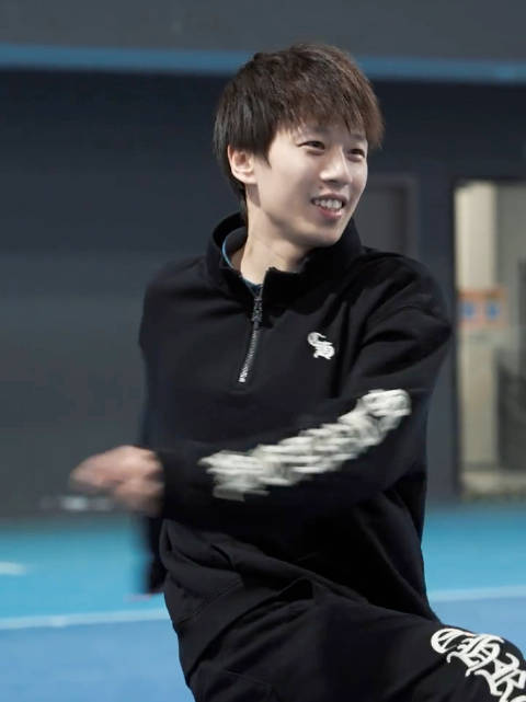 乒乓球冠军林高远跨界打网球，与教练高鹏切磋