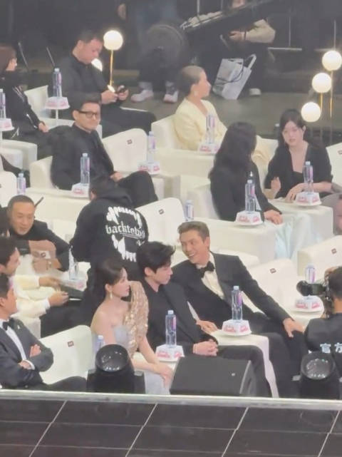 电视剧品质盛典台下众星互动忙，陈伟霆张彬彬隔空交流引好奇