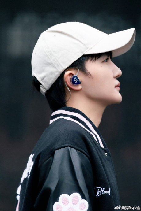 周深面对答案之书的高情商表现，反映了他怎样的职业态度？