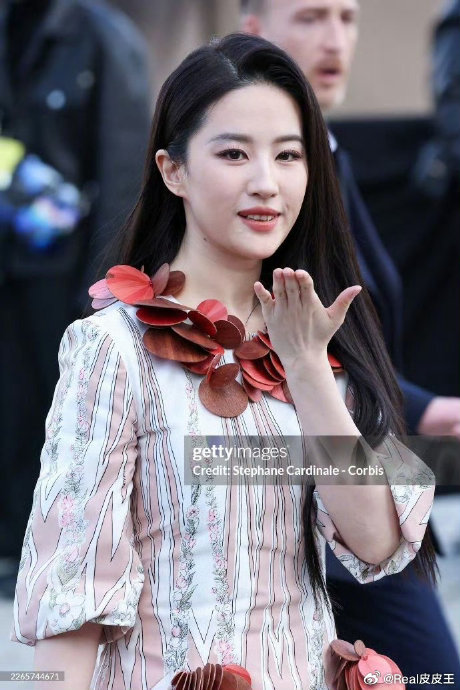 作为品牌代言人，刘亦菲和周冬雨此次看秀表现对她们的时尚资源有何影响？