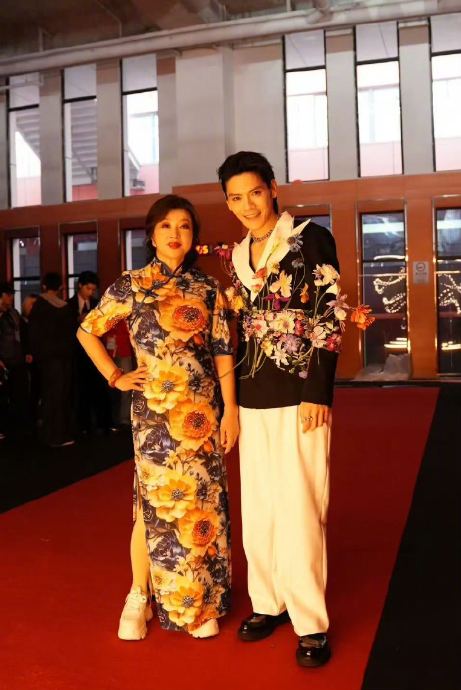 刘晓庆和向佐在微短剧盛典红毯上的具体造型是什么样的？