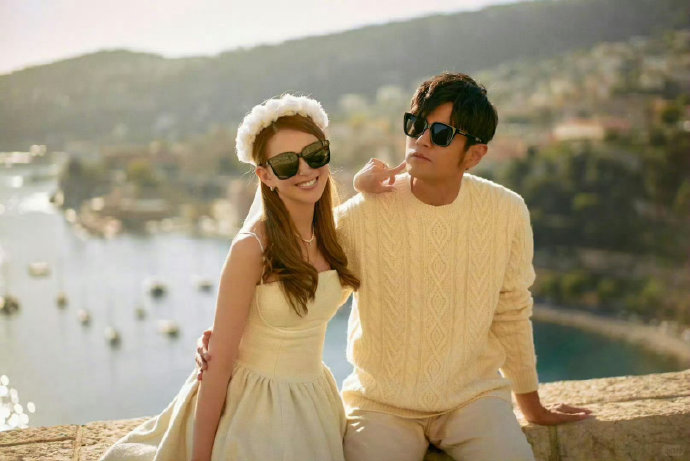 周杰伦和昆凌为何选择用全家背影视频回应网络争议？