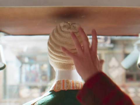 俩人站在橱窗不知道天地为何物