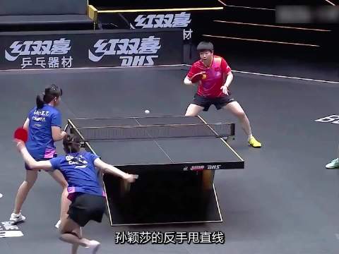 孙颖莎反手甩直线惊艳全场，邓亚萍盛赞其手感高级