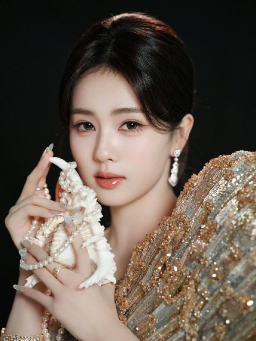 白鹿是如何快速幽默回应‘扇风’梗的？