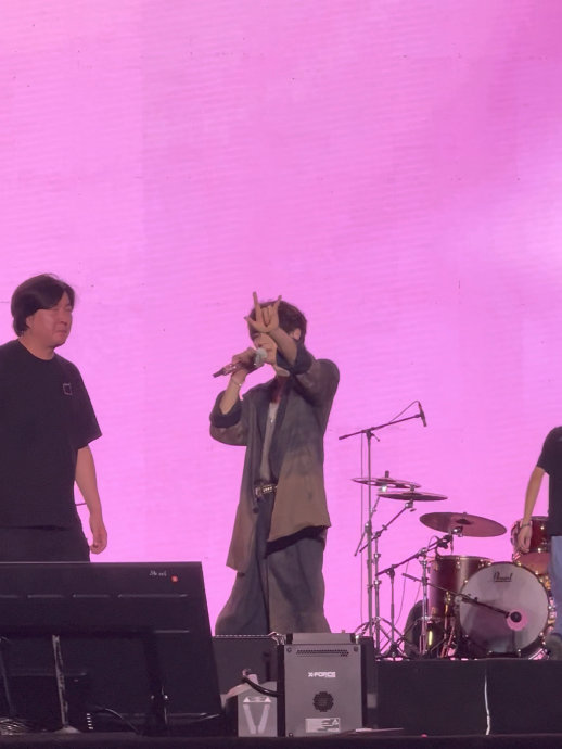 粉丝找周翊然要签名，结果周翊然帮粉丝要来了偶像的签名？