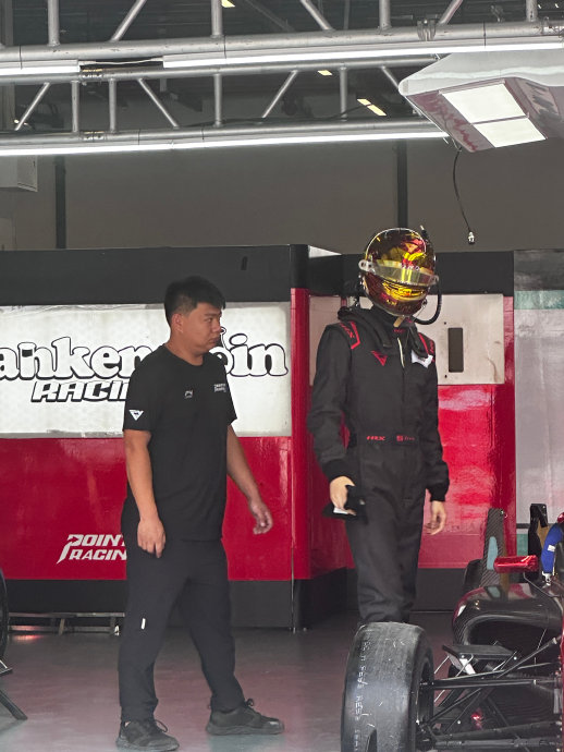 粉丝们是如何发现周翊然喜欢赛车模型的？