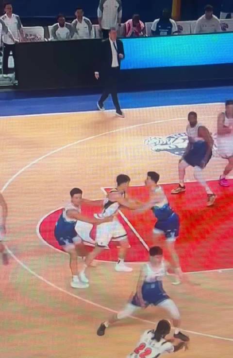 新疆男篮2分逆转广东，杜锋排兵引质疑