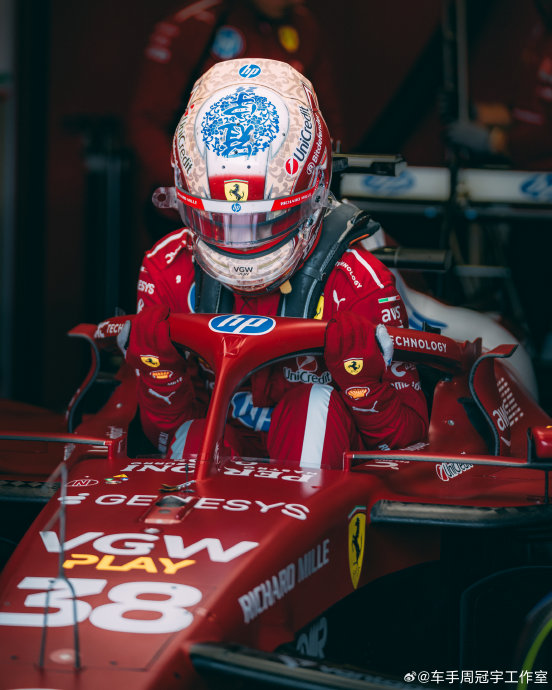 车迷和媒体普遍如何评价周冠宇的职业态度和驾驶稳定性？